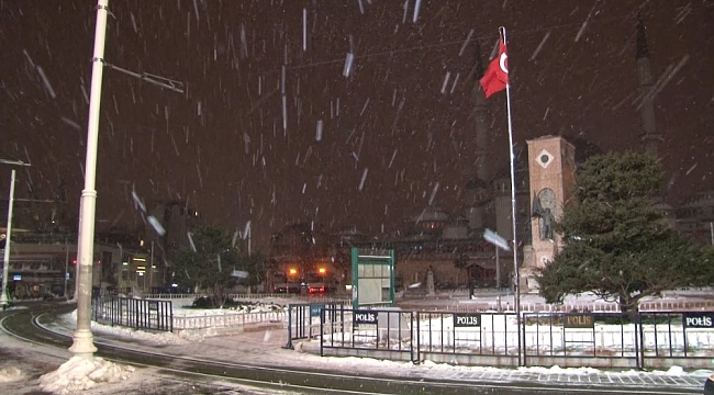 Taksim'de sabah saatlerinde kar yağışı etkili oluyor