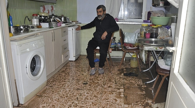 Taşan dere suları, evi savaş alanına çevirdi