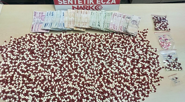 Tekirdağ'da 3 bin 578 adet ecza hap ve 19 bin 716 lira ele geçirildi