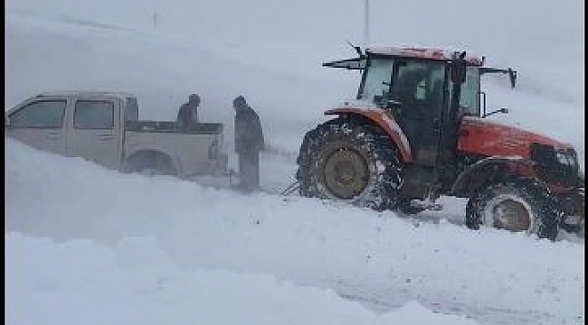 Tekirdağ'da yarım metrelik karda mahsur kalan araçlar traktörle kurtarıldı