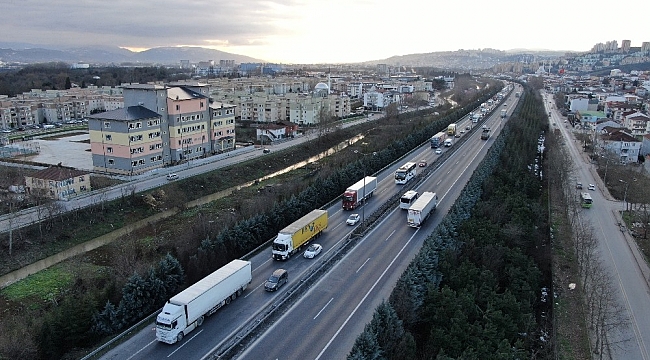 TEM'de 3 araç çarpıştı: 4 yaralı