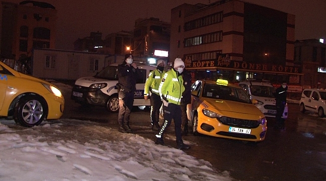 Ticari taksiye binen müşterileri rahatsız eden koku taksiciyi ele verdi