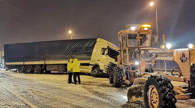 Tır, yolcu otobüsü ve otomobil kaza yaptı, yol trafiğe kapandı