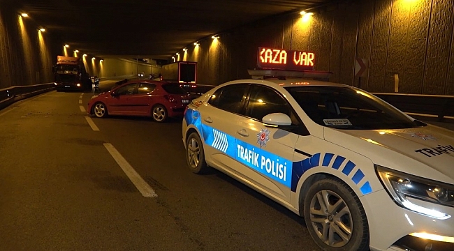Tıra arkadan çarpan otomobil 50 metre sürüklendi: 2 yaralı