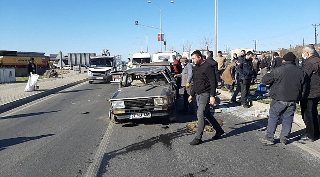Tırın çarptığı araç savrularak taklalar attı: 3 yaralı