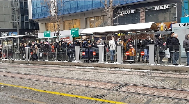 Tramvay durağından sosyal mesafesiz bildik görüntüler
