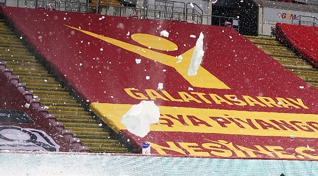 TT Stadı'nda çatıdaki karlar temizlendi