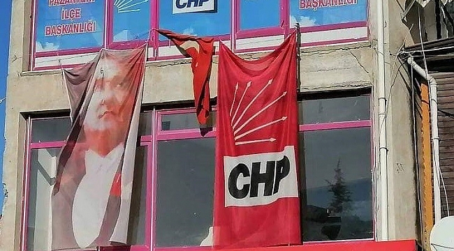 Türk bayrağı ve Atatürk'ün resminin yıpranmış şekline tepki gösterdi