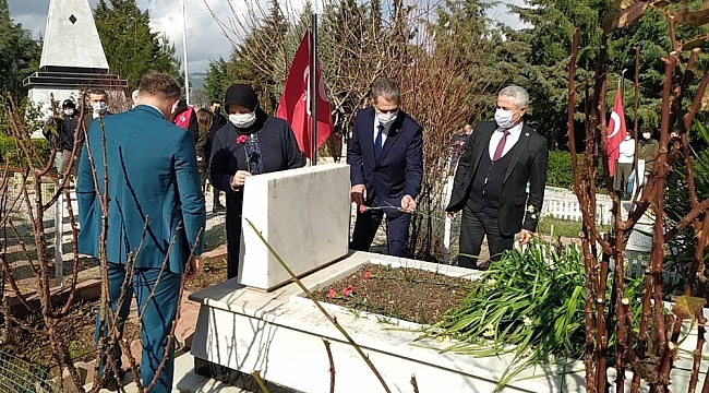 Türkiye'nin ilk şehit kadın pilotu Ayfer Gök, mezarı başında dualarla anıldı