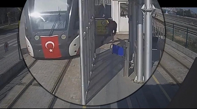 Turnikeye takılan riskli vatandaşlar ve tramvay kazaları kamerada