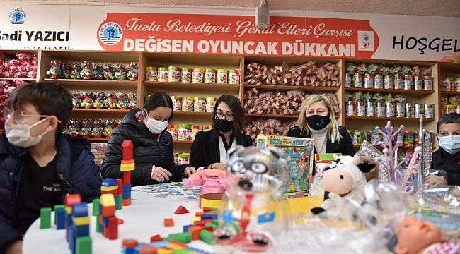 Tuzla'da ihtiyaç sahibi çocuklar hem oyun oynuyor hem de oyuncak sahibi oluyor
