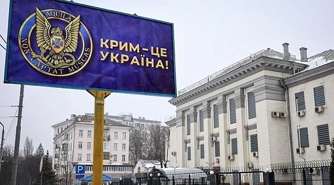 Ukrayna'da Rusya Büyükelçiliği önündeki reklam panolarına "Kırım Ukrayna'dır" afişleri asıldı