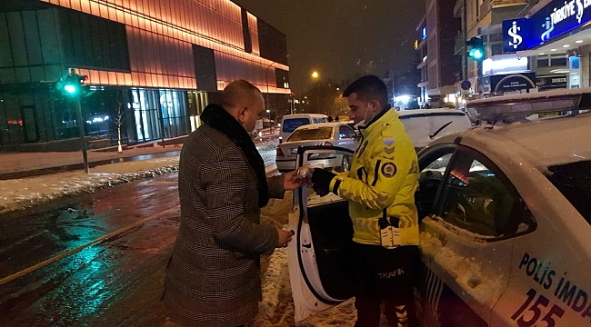 Ülkü Ocakları soğuk Ankara gecelerinde sokaklarda sıcak çorba ikram etti