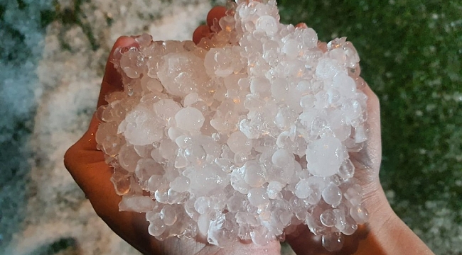 Urla'da dolu yağışı etkili oldu