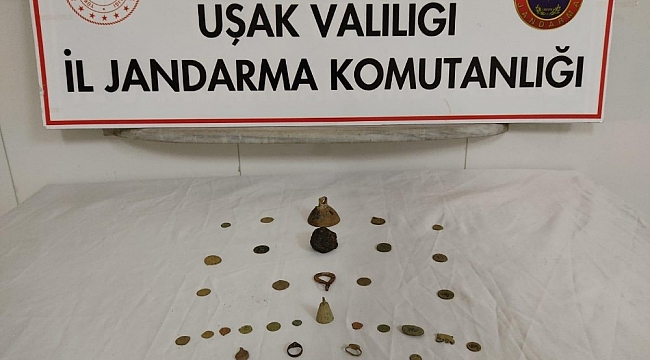 Uşak'ta Roma dönemine ait 22 adet sikke ve 9 adet obje ele geçirildi.