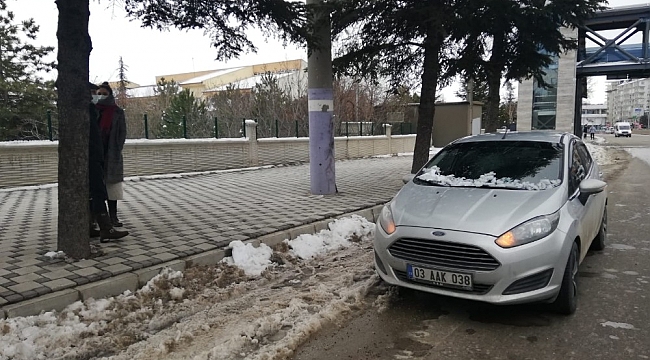Üst geçitten otomobilin üzerine buz kütlesi düştü, 2 kişi ölümden döndü
