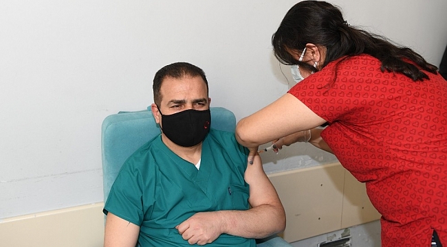 Vali Akbıyık, Covid-19 aşısı oldu