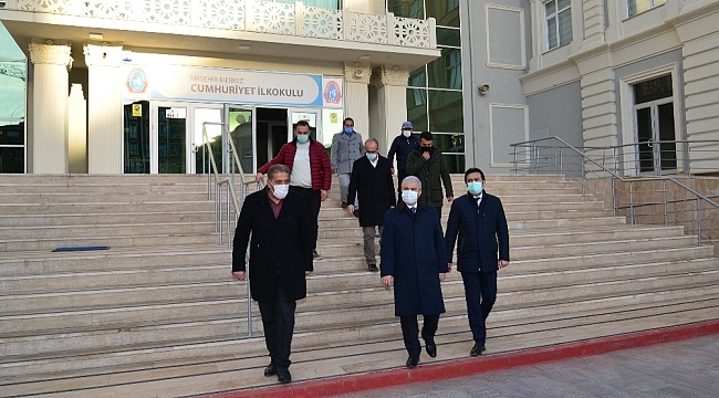 Vali Akın, okullarda incelemelerde bulundu
