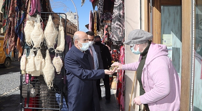 Vali Demirtaş esnaflarla bir araya geldi