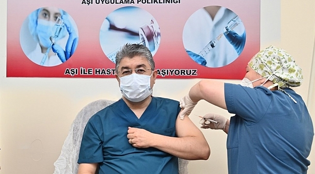 Vali Erdinç Yılmaz korona aşısı yaptırdı