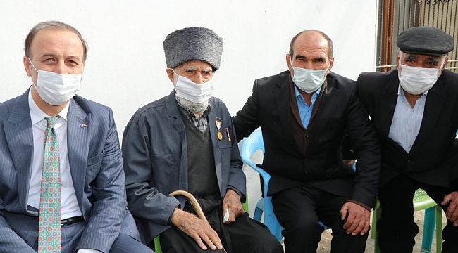 Vali Erin Kore gazisini evinde ziyaret etti