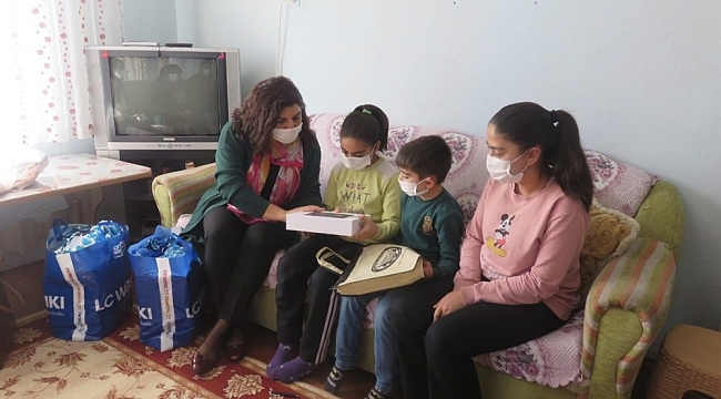 Vali Gürel'in eşi derslerinde başarılı olan 4 kardeşe tablet hediye etti