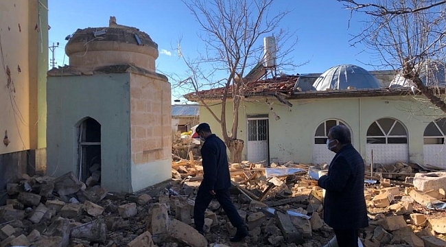 Vali Işık, minaresi yıkılan camide incelemelerde bulundu
