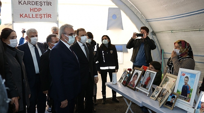 Vali Karaloğlu ile TMSF Başkanı Gülal'dan evlat nöbetindeki ailelere ziyaret