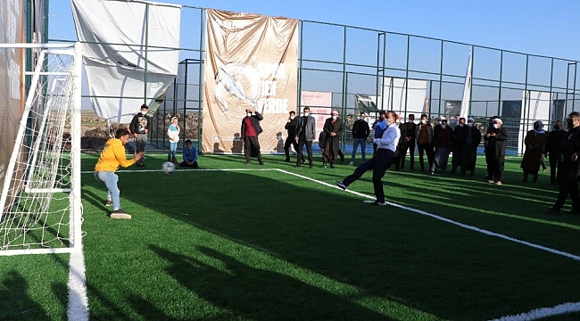 Vali, köylülerle halı saha maçı yaptı