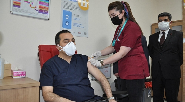 Vali Türker Öksüz'e Kovid-19 aşısı yapıldı