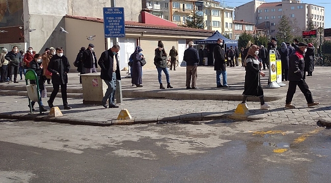 Vatandaşın kuyruk çilesi bitmiyor