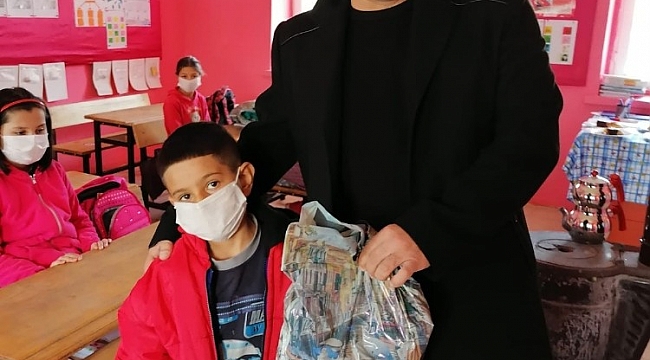 Vefalı doktor 27 yıl önce okuduğu okulun öğrencilerini unutmadı