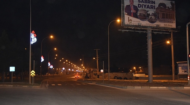 Viranşehir Belediyesi refüjleri ışıklandırdı