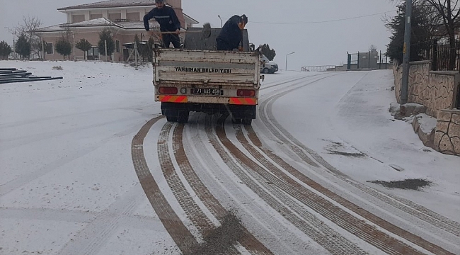 Yahşihan'da kar ile mücadele sürüyor