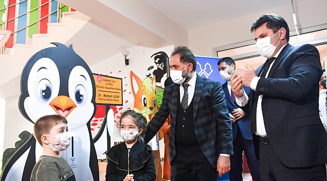 Yakutiye Belediyesinden öğrenciler için eğlenceli dezenfekte standı
