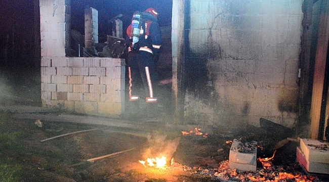 Yangın iki katlı evi kullanılamaz hale getirdi