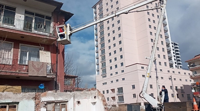 Yangında mahsur kalan aileyi şantiyedeki vinç kurtardı