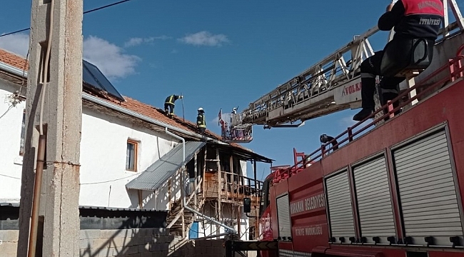 Yangını söndürmek isterken merdivenden düşerek yaralandı