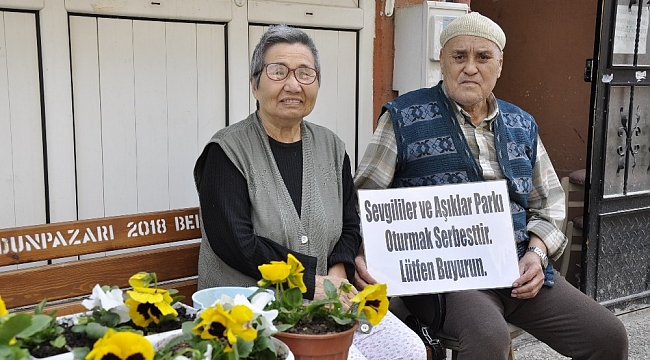 Yarım asırlık eşi için evinin önünü botanik parka çevirdi