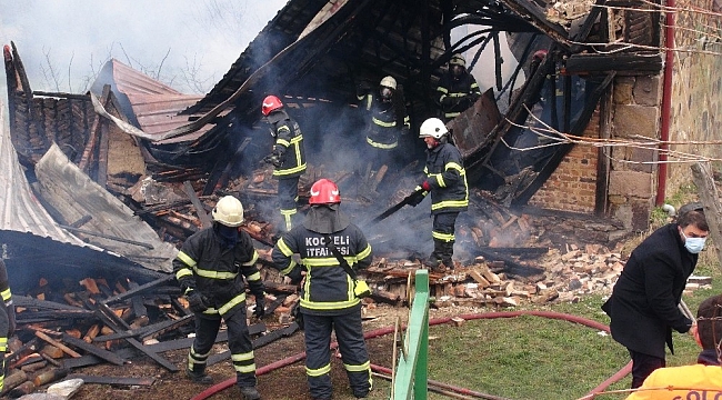 Yaşlı kadın alev alev yanan iki katlı ahşap evde hayatını kaybetti