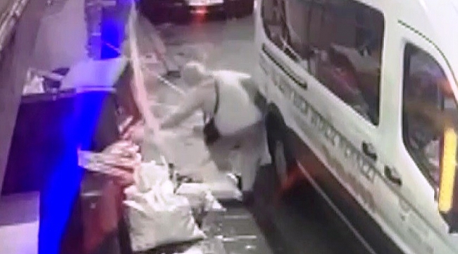 Yaşlı kadın kapağı çalınan rögara düştü