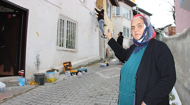 Yaşlı kadın, kredi çekip sokağa güvenlik kamerası taktırdı