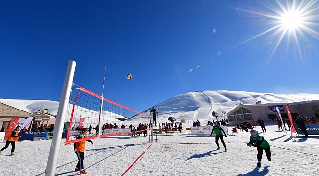 Yedikuyular Kayak Merkezi'nde Kar Voleybolu Turnuvası