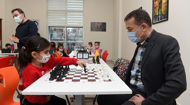 Yenişehir Belediyesi Akademide çocuklar için satranç eğitimi başladı