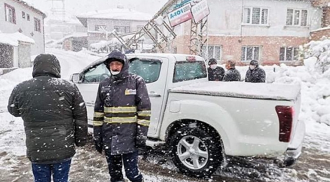 Yıkılan elektrik direkleri için seferber olundu