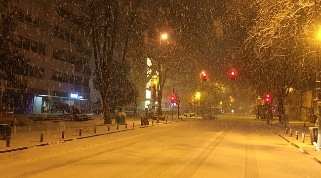 Yoğun kar yağışının devam ettiği Anadolu Yakasında Bağdat Caddesi beyaza büründü
