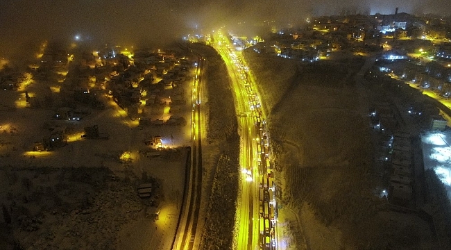 Yoğun kar yağışının kapattığı TEM, 1,5 saat sonra trafiğe açıldı