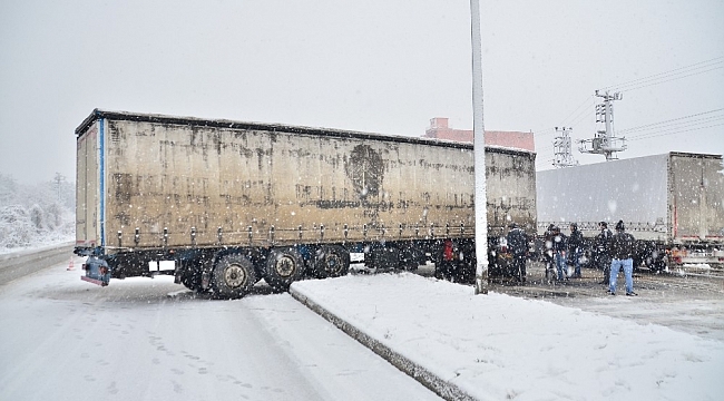 Yoğun karda kayan tır makas yaptı