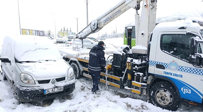 Yolda kalan vatandaşlara zabıta yardım etti