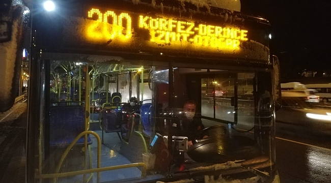 Yolda ve durakta kalan yayaları otobüse aldı